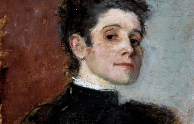 kobieta w czerni, dumna, odchyla głowę