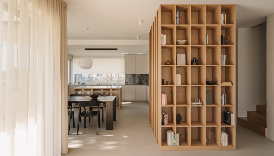 Ryflowane szkło, dąb i lastryko w nowoczesnym domu pod Warszawą