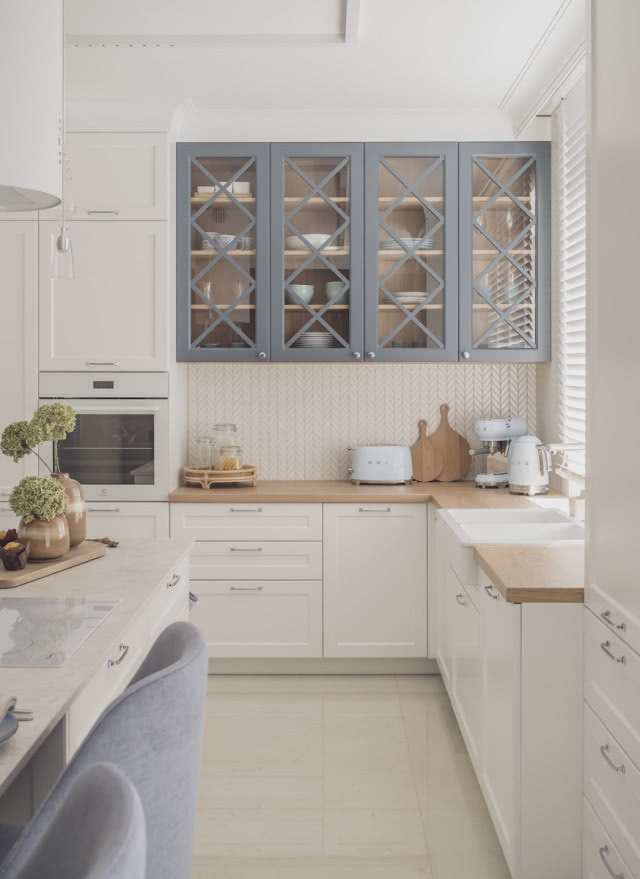 witryna w kuchni szklana niebieska