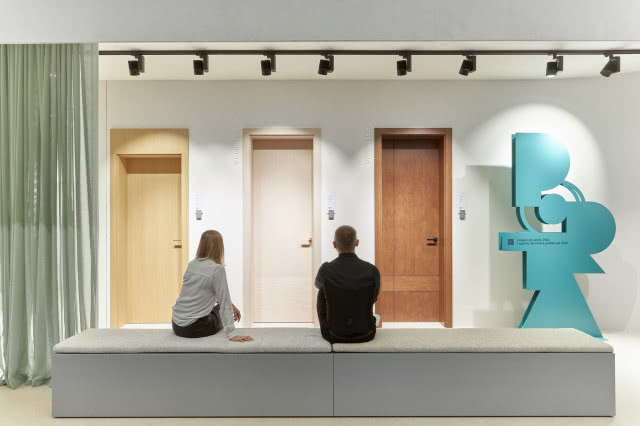 ludzie siedzą na kanapie, patrzą na drzwi