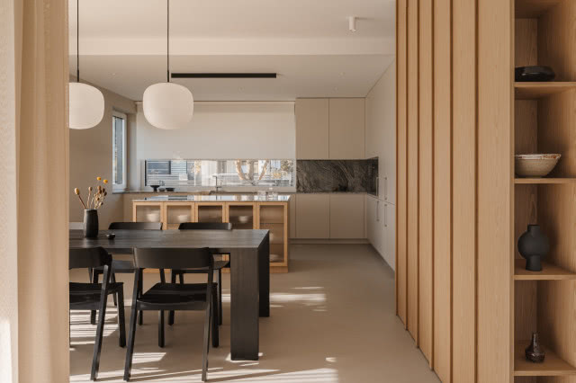 Ryflowane szkło, dąb i lastryko w nowoczesnym domu pod Warszawą