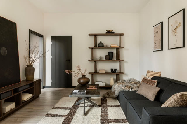 regał ażurowy w salonie