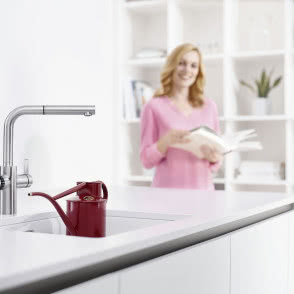 srebrna bateria kuchenna, biały blat kuchenny, biały zlew, białe meble kuchenne