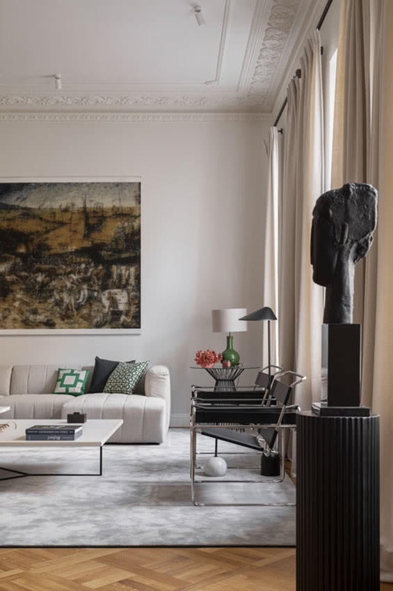 widok na salon z rzeźbą i obrazem