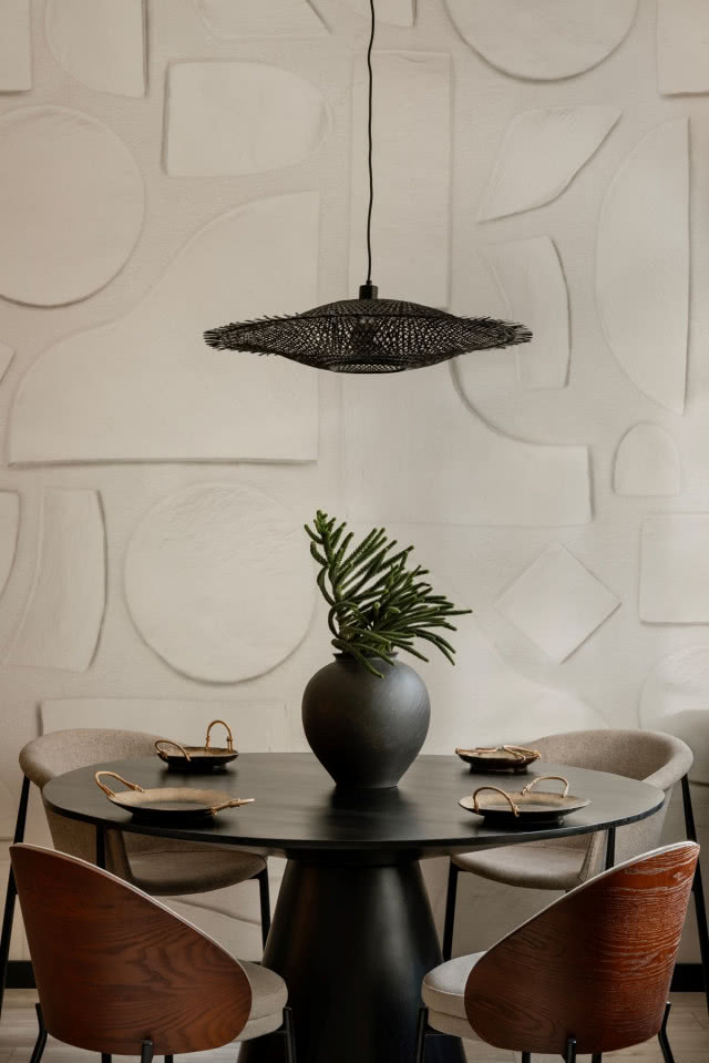 strukturalna tapeta na ścianie w jadalni