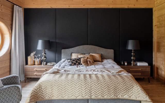 Tapicerowana ściana w sypialni