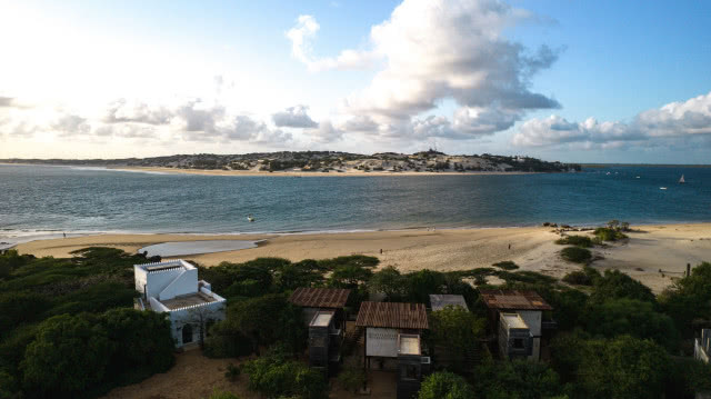 pejzaż, pawilony na tle morza