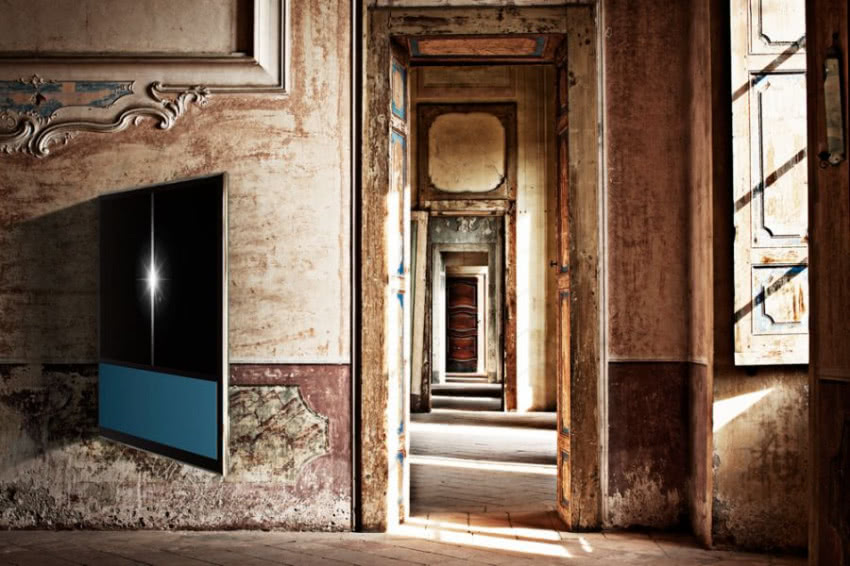 Uchwyt ścienny pozwala na odchylenie telewizora...