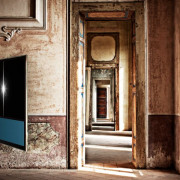 Uchwyt ścienny pozwala na odchylenie telewizora...