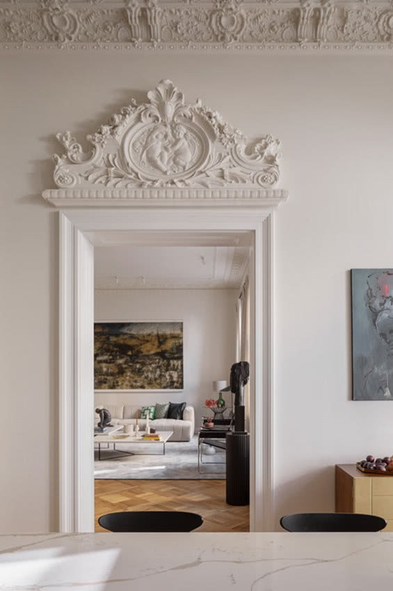 bogato zdobiony portal drzwi