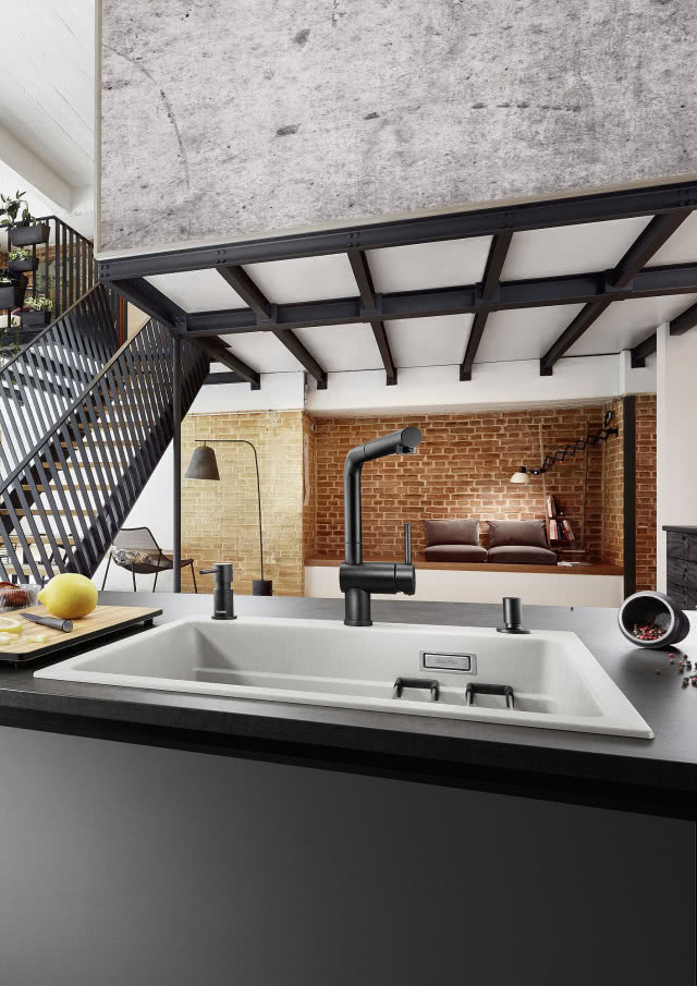 czarna bateria kuchenna, biały zlew, czarny blat kuchenny, cegła na ścianie, schody