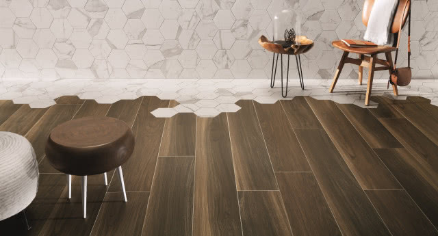 Płytki drewnopodobne śmiało można łączyć z wieloma fakturami - od kamienia po beton