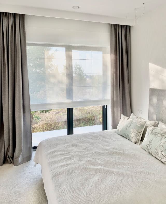 sypialnia, duże łóżko, wykładzina, zasłony, rolety