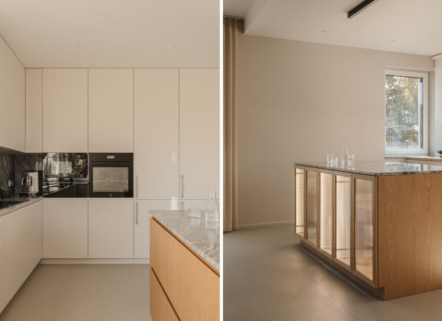 Ryflowane szkło, dąb i lastryko w nowoczesnym domu pod Warszawą