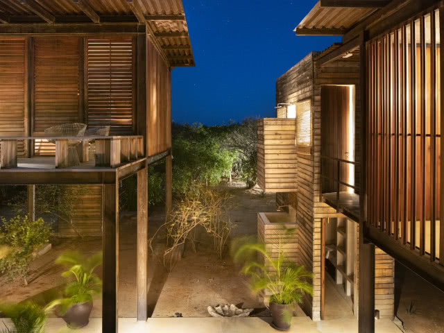 dwa pawilony połączone kładką