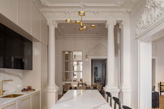 widok na jadalnię i kolumny