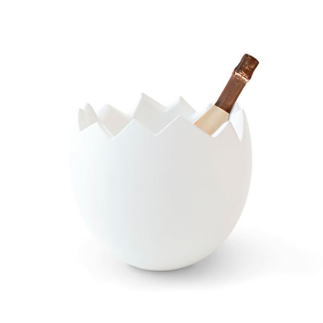 pojemnik w kształcie jajka z butelka