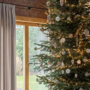 Święta w drewnianym domu - tu króluje klimat chalet chic!