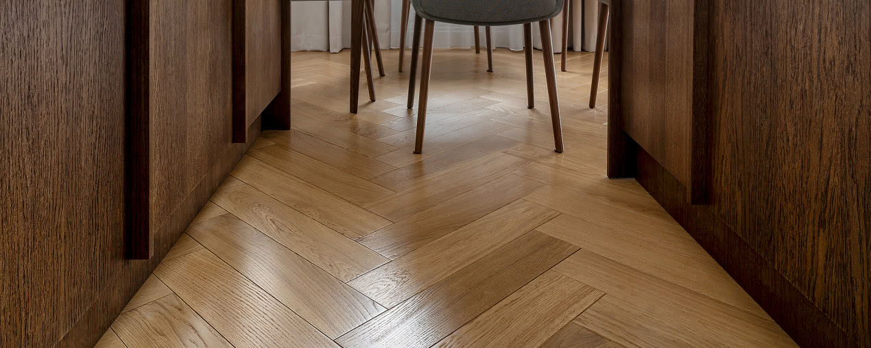 Jak dobrać odpowiednio podłogę do kuchni łączonej z salonem?