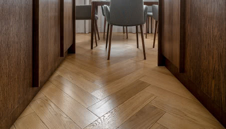 Jak dobrać odpowiednio podłogę do kuchni łączonej z salonem?