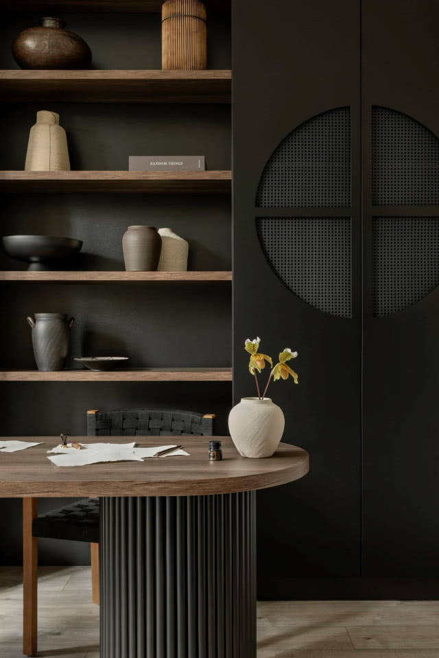 zabudowa szafa z regałem w pokoju