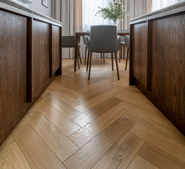 drewniana podłoga w kuchni