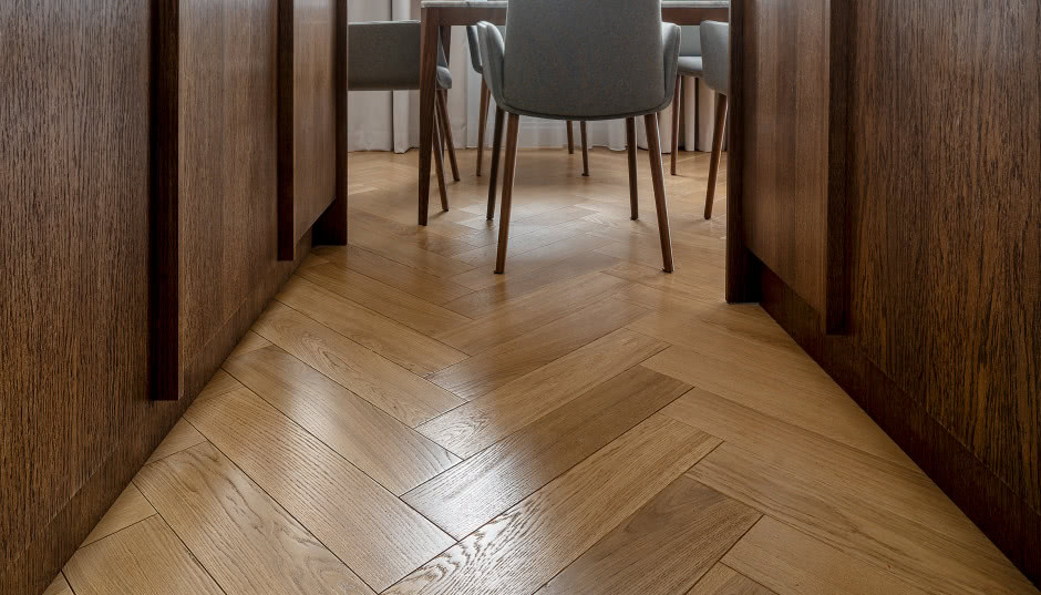 Jak dobrać odpowiednio podłogę do kuchni łączonej z salonem?