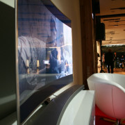 Zakrzywiony ekran nie przylega do ściany,...