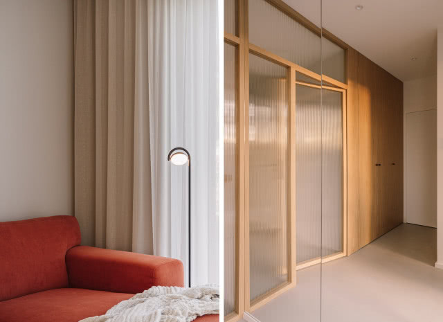 Ryflowane szkło, dąb i lastryko w nowoczesnym domu pod Warszawą