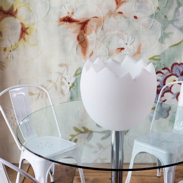 pojemnik w kształcie jajka na stole