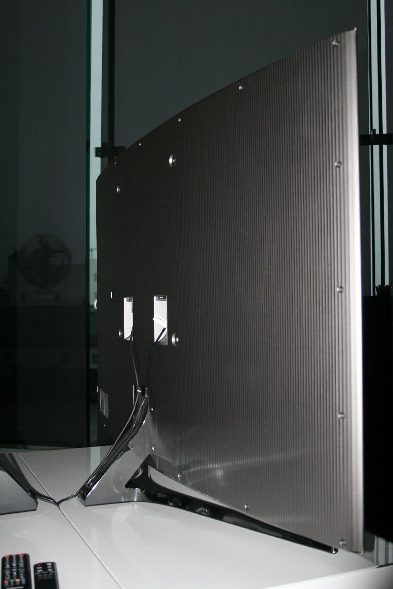 Zakrzywiony ekran nie przylega do ściany,...