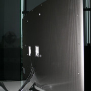 Zakrzywiony ekran nie przylega do ściany,...