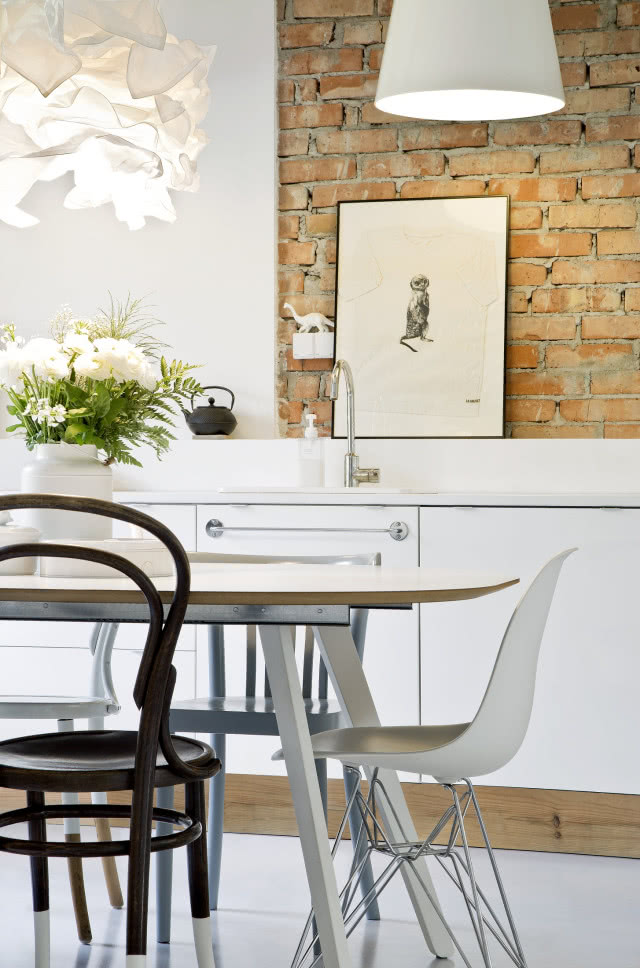 Kultowe krzesło nr 19 TONu w białej kuchni