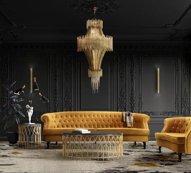 na wprost żółta pikowana kanapa, złoty żyrandol nad nią