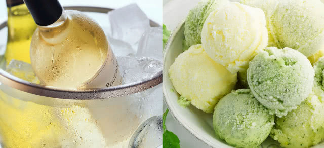 lody, wino w wiaderku z kostkami lodu