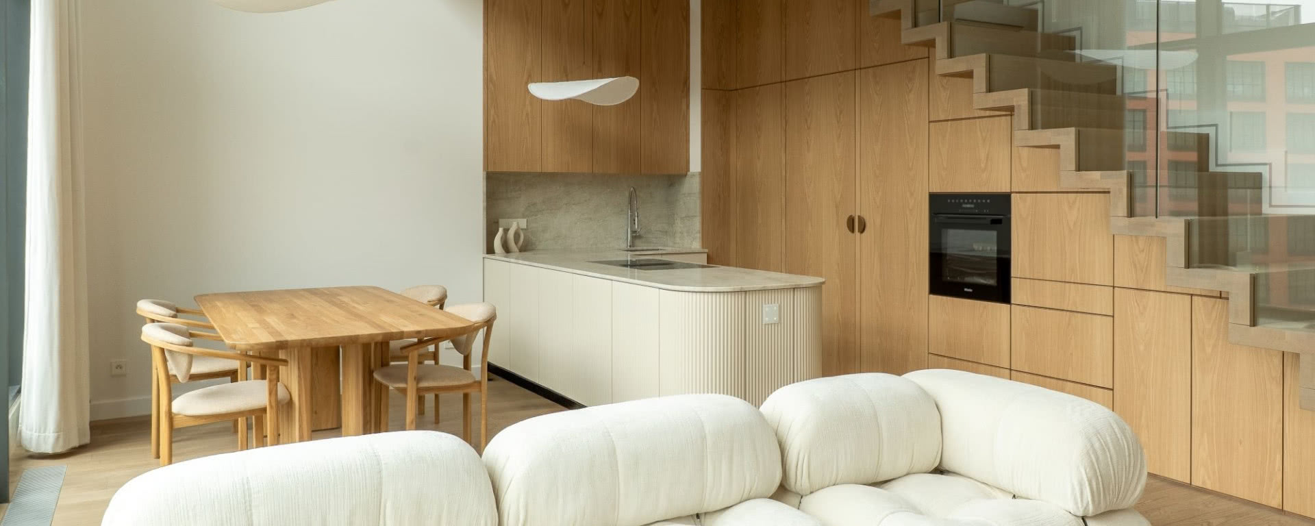 Tak mieszka znana influencerka. Dwupoziomowy apartament na Powiślu