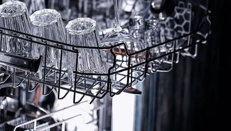 Domowe sposoby na czyszczenie zmywarki. Wydasz na nie kilka złotych!