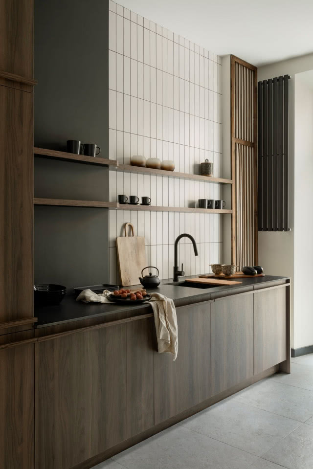 pionowe płytki na ścianie w kuchni