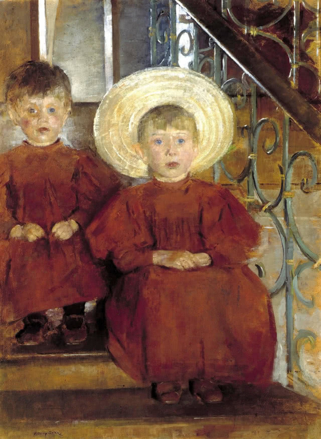 chłopcy w słomkowych kapelusikach siedzą na schodach