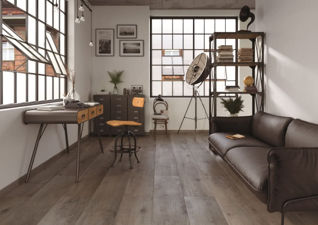 Płytki ceramiczne imitujące drewno na podłodze w salonie