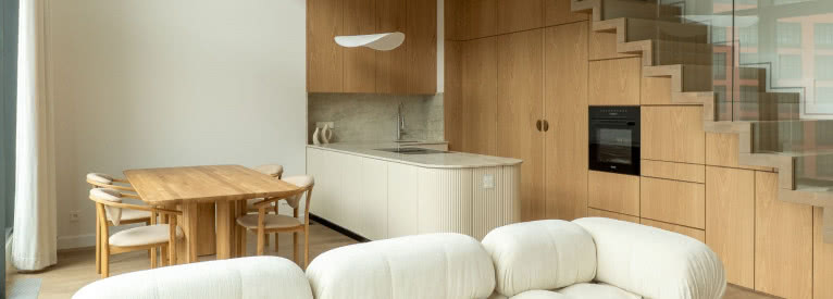 Tak mieszka znana influencerka. Dwupoziomowy apartament na Powiślu