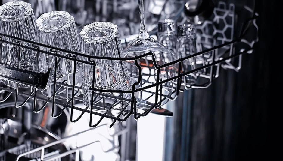 Domowe sposoby na czyszczenie zmywarki. Wydasz na nie kilka złotych!