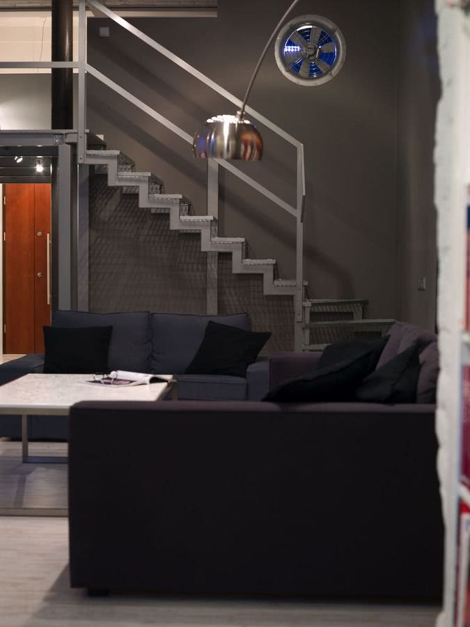 Surowe metalowe schody znakomicie wpisują się w...