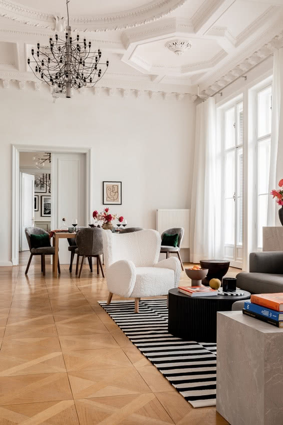 salon, dębowy parkiet, fotel i jadalnia