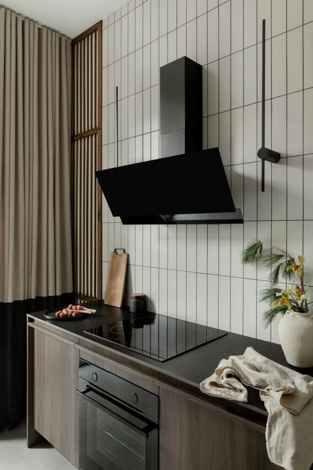 aranżacja kuchni z czarnym blatem
