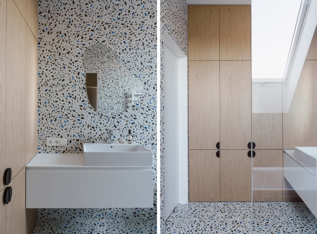 Ryflowane szkło, dąb i lastryko w nowoczesnym domu pod Warszawą