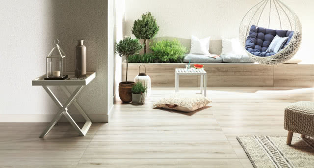 Jasne płytki ceramiczne imitujące drewno w salonie