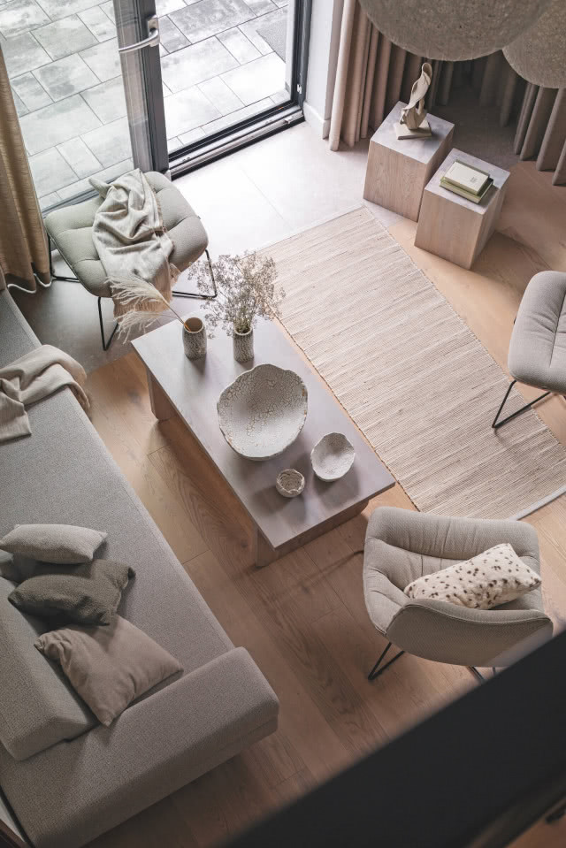 widok na salon z antresoli