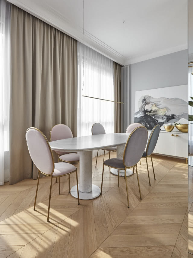 Luksusowa jadalnia z marmurowym stołem