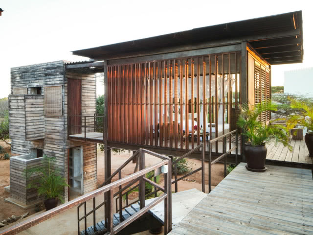 dom z drewnianymi listwami